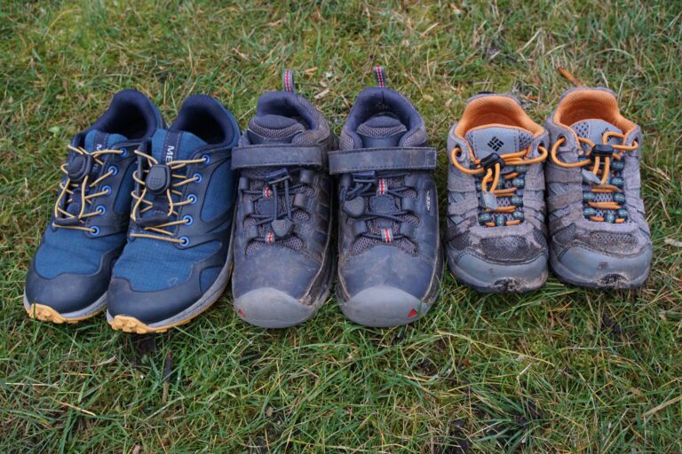 Best kids’ hiking shoes: tested for waterproofness and weight!